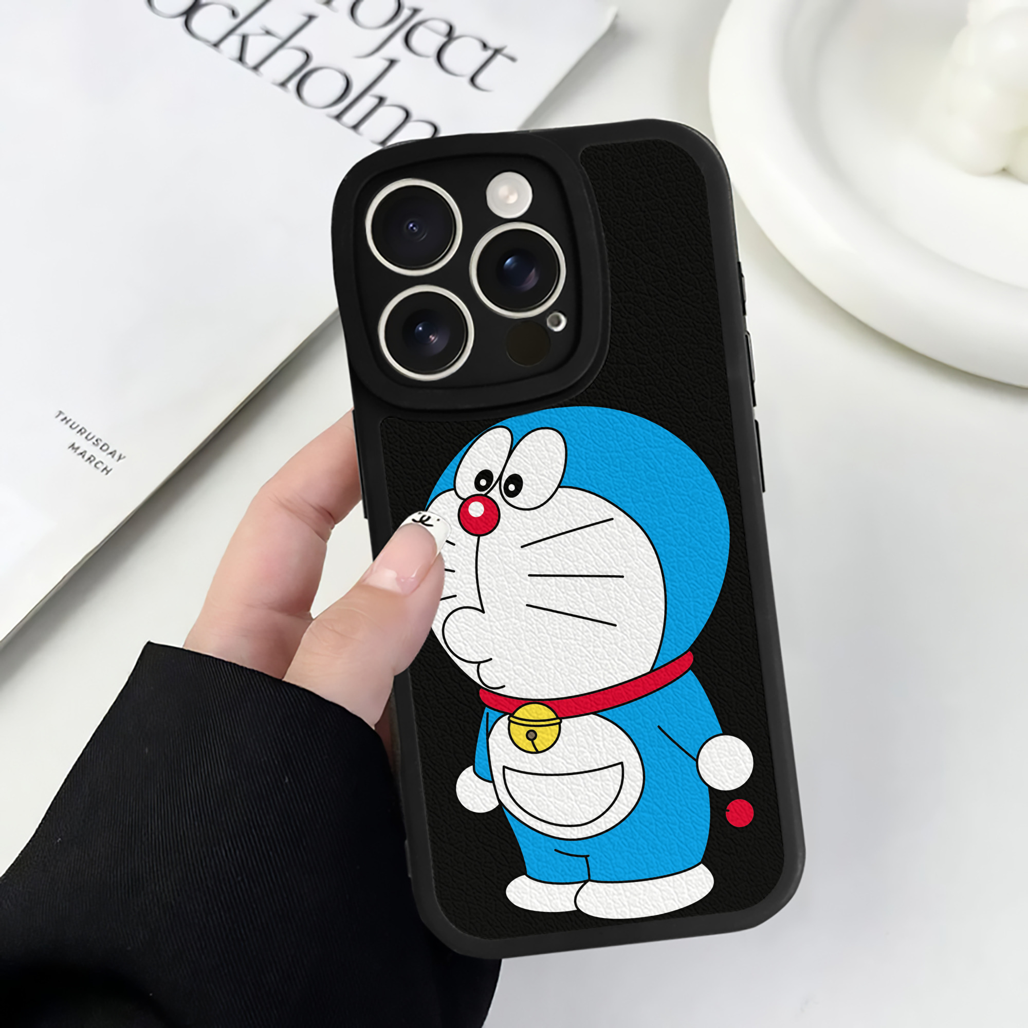 （画像用） ドラえもん Doraemon 【iPhone 16シリーズ対応】シリコンスマホケース（レザー調） 材質：シリコン